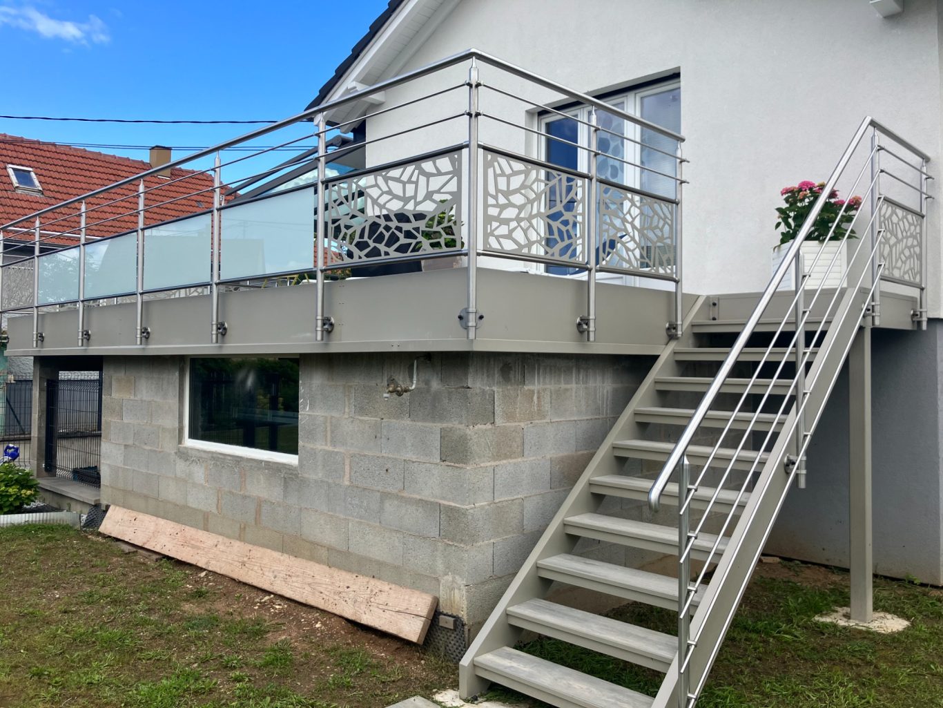 CREATION D'UN ESCALIER + GARDE CORPS EN INOX DECOUPE LASER ET VITRAGE EN ALTERNANCE